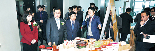 7-전시제품 관람.JPG