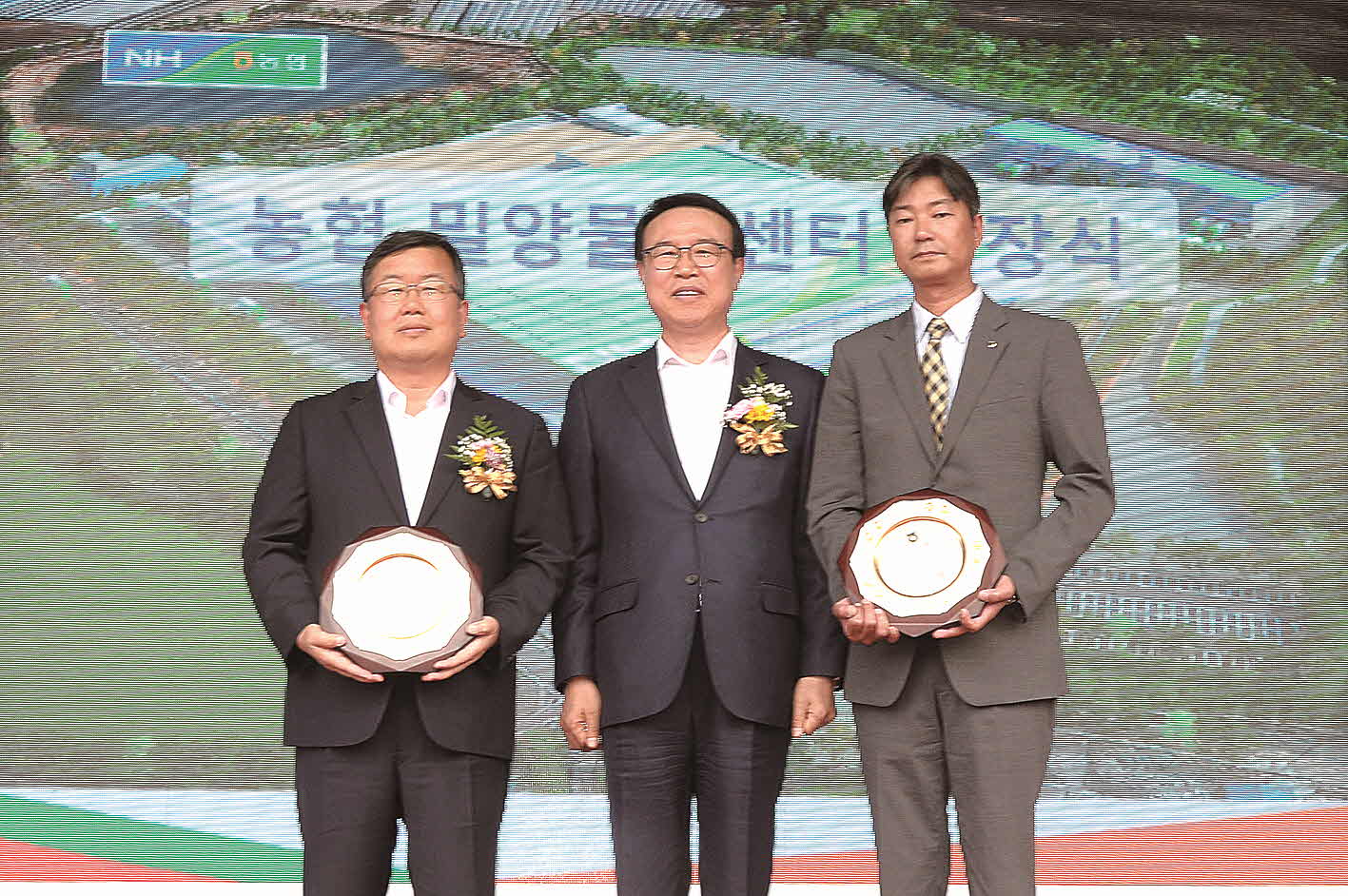 포맷변환_6-감사패 전달기념.jpg