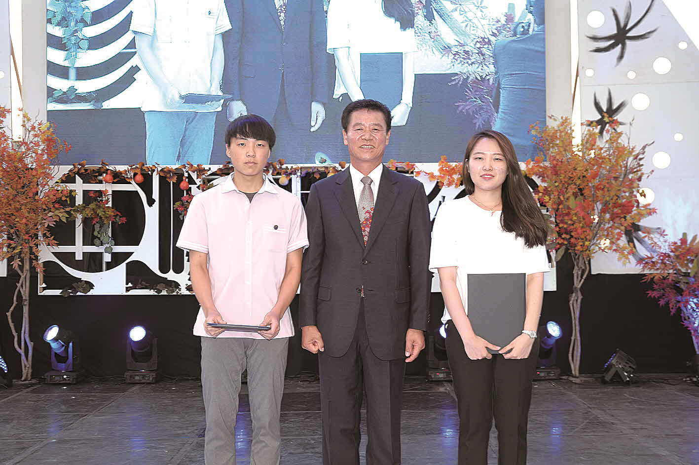 포맷변환_8-조합원 자녀 장학금전달기념.jpg