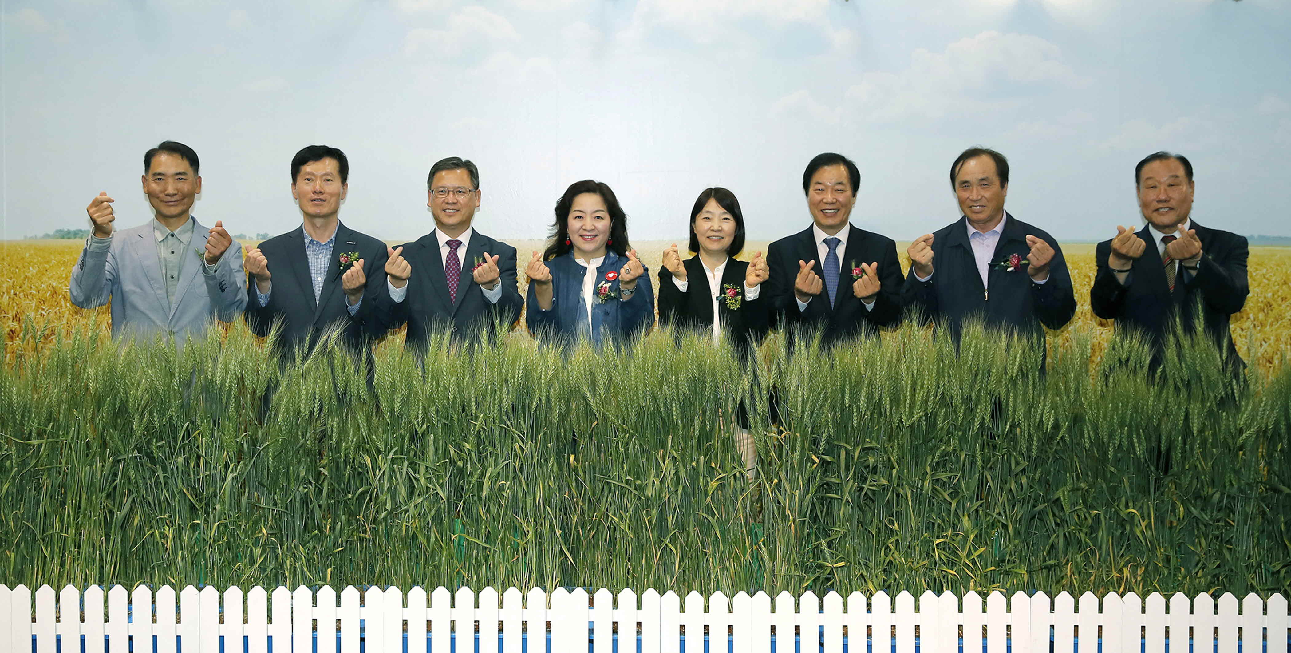 포맷변환_37-밀밭 우리밀 만지다(식량원).jpg