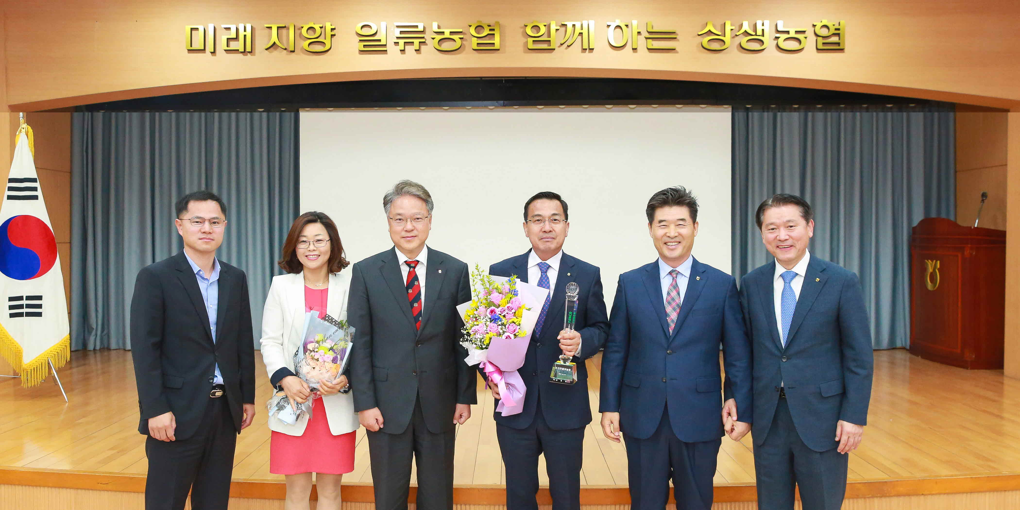 포맷변환_3-하나로마트 매출달성탑 시상.jpg