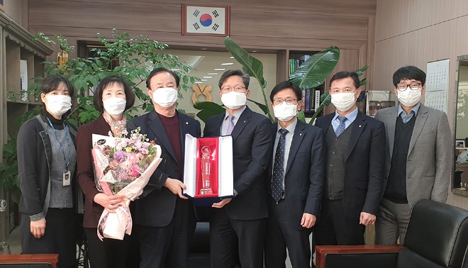 15-전북 용진농협, 상호금융예수금 1천억 달성탑.JPG