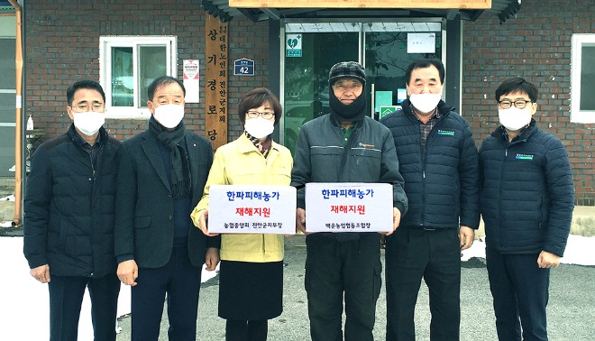 2-정미경 농협진안군지부장, 농업인 격려.jpg