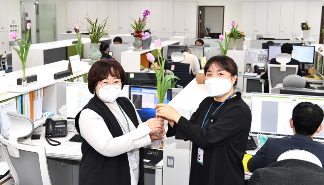 3-경북농협 직원 꽃 나눔.JPG