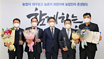 2.8-경남 5개농협,  수출달성탑.JPG